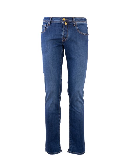 Shop JACOB COHEN  Jeans: Jacob Cohen pantaloni Nick slim fit.
Denim stretch di cotone.
Modello a cinque tasche con logo ricamato sul taschino.
Vita bassa.
Passanti al punto vita.
Chiusura con bottoni.
Bottone logato.
Patta interna ricamata con nome del pantalone e citazione del fondatore.
Include bandana con stampa e rocchetto di filo.
Profumati con l’esclusiva fragranza Jacob Cohën.
Composizione: 81% cotone, 11% lyocell, 6% elastomultiestere, 2%elastan
Fabbricato in Italia.. UQE06 40 S3623 NICK-560D
